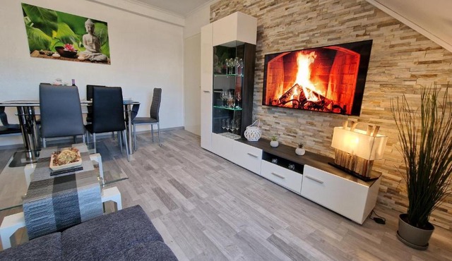 Exklusives und helles Dachgeschoss-Apartment No 1 im Zentrum von Kassel, schnelles 1Gbit Internet, Geschirrspüler, Boxspringbetten