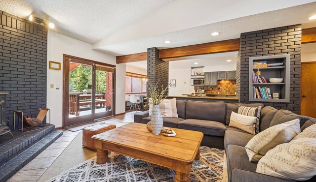 Experience Twins Getaway at Meadow Creek with pool table and hot tub!