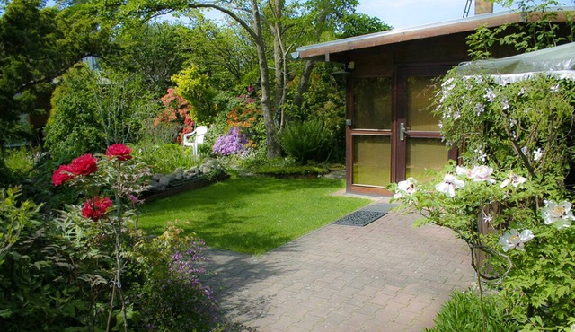 F*** bungalow for 3 people. in a charming forest and lake landscape 35 km south. Berlin