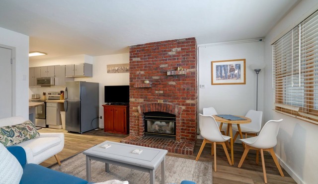 Fall Line Flat, AC in Bedroom, Communal Hot Tub, Views!