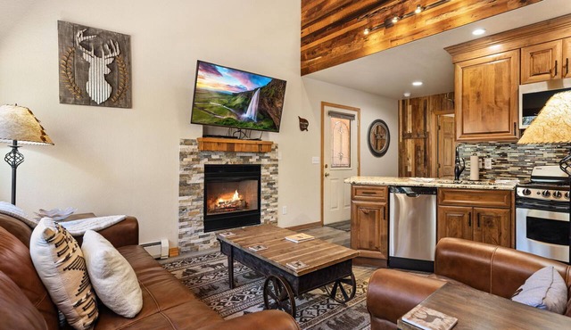 Fall River Suite Fireplace Close to RMNP