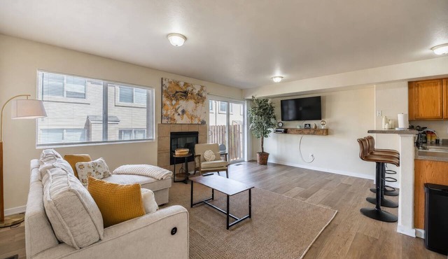 Family 3BR/3.5BA W/Cinema Near USAFA + Garden of the Gods