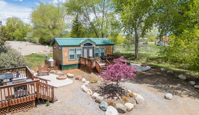 Family Cabin Lodge - The Family Cabin Lodge sleeps a maximum of 6 and features a full bathroom.