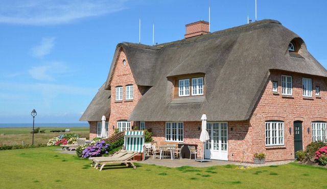 Fantastic semi-detached house under thatch directly on the Wadden Sea