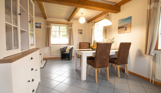 Ferienhaus Robbe, Großzügige Doppelhaushälfte für bis zu 4 Personen mit Garten und Sauna, Hunde Erlaubt