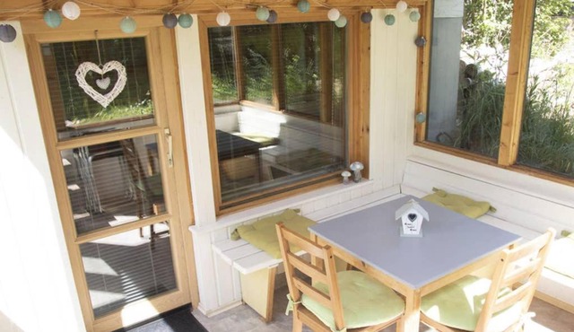 Ferienwohnung - Große Souterrain Wohnung mit Wintergarten