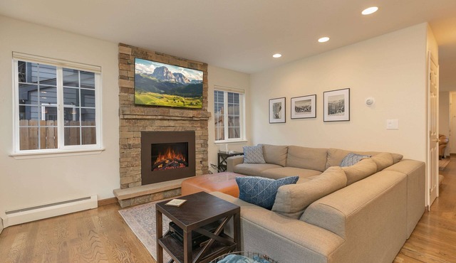 Fifth Avenue Retreat: Dog Friendly Frisco Townhome