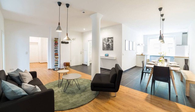 Floor 2 (Apt. 4 + 5) 195 SQM & 5 BR/ENTIRE FLOOR: MAX 21 PERSONS