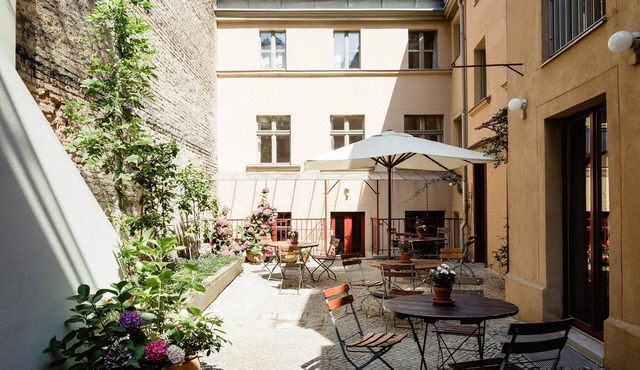 Four independent, stylish app., Large common room for cooking, dining