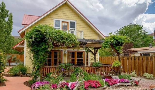French Quarter Garden Cottage - Downtown, Hot Tub