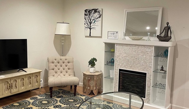 Freshly remodeled MCM quiet oasis near parks, restaurants & shopping