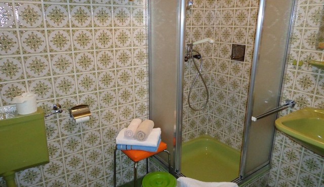 Gemütliches Mehrbettzimmer mit Panoramablick in den Hohenbogenwinkel