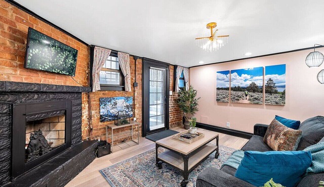 Garden Level Apt in Heart of Den