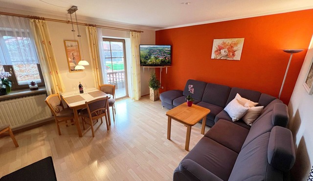 Gemütliche Ferienwohnung mit Balkon und geräumigen Bad mit Dusche und Fenster