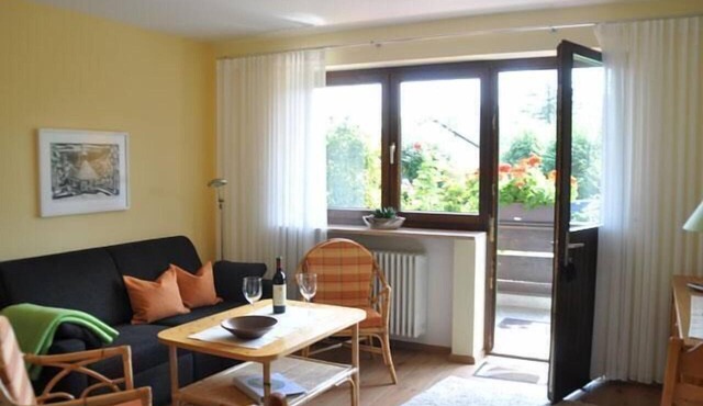 Gemütliche FeWo (52qm) für zwei Personen. Sonnenliegen im Garten.