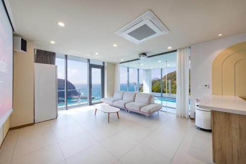Geoje Party Regina Pool Villa