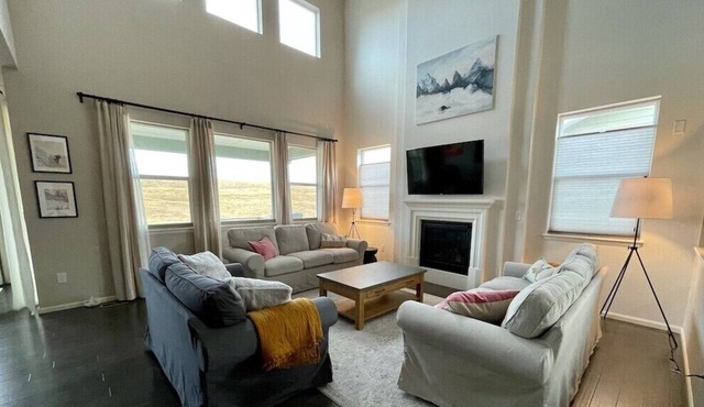 Glowing Retreat, Base of Foothills, Modern 5 BR, Entertaining Space!