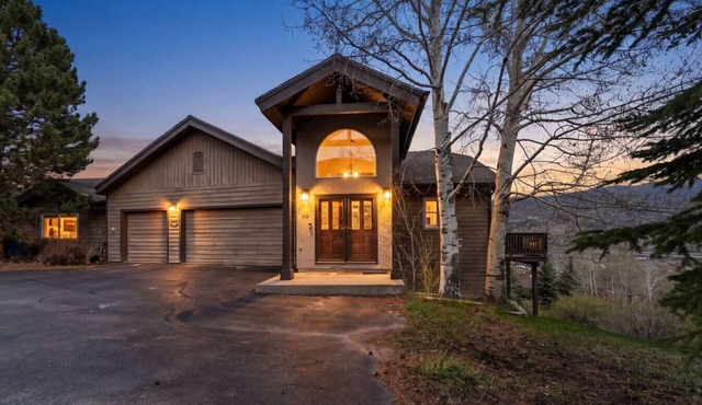 Gold Dust Getaway | Hot tub | Near Ski Resorts