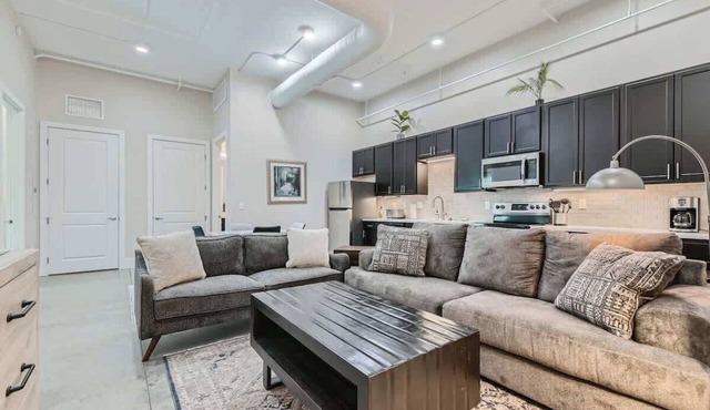 Golden Getaway - Spacious 2BR - Walk to Trails