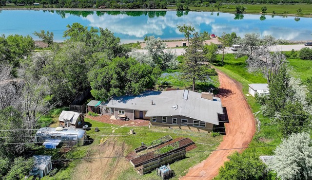 Gorgeous Lake and Mountain Views- work/play & relax!