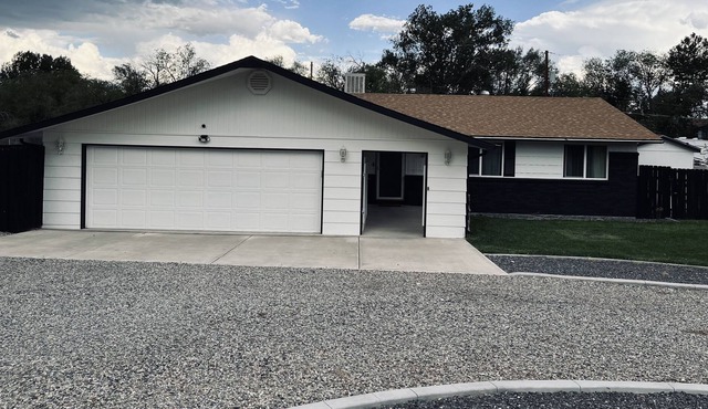 **Great Location** Cozy Farmhouse