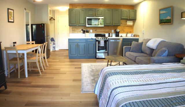 GREAT Value! Classy Comfortable King Bed Studio, Sleeps 4!