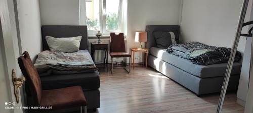 Große Monteurwohnung André bei Würzburg bis 6 Personen mit eigenen gratis Parklätzen und Grill und WLAN 3x Schlafzimmer - nur Einzelbetten