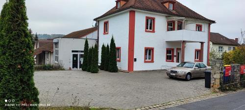 Großes Ferienhaus bis 22 Personen bei Würzburg für Famientreffen - Firmenevents mit BBQ-Grillveranstalltung möglich Mit 10 Schlafzimmern und drei Badezimmer