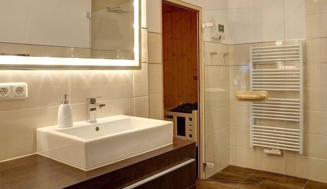 Ground floor flat with sauna and harbour view
