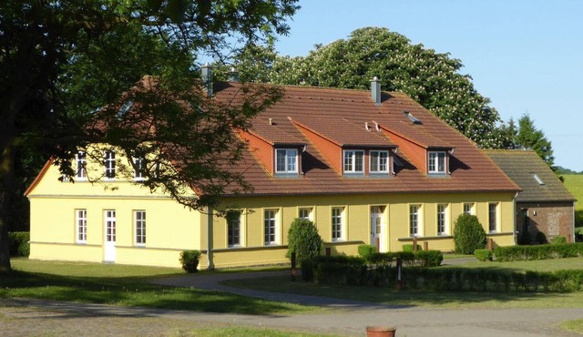 Gut Rattelvitz Parterre A, hochwertig, Sauna, Kamin, eTankstelle, Spielscheune, 15.000qm Parkland