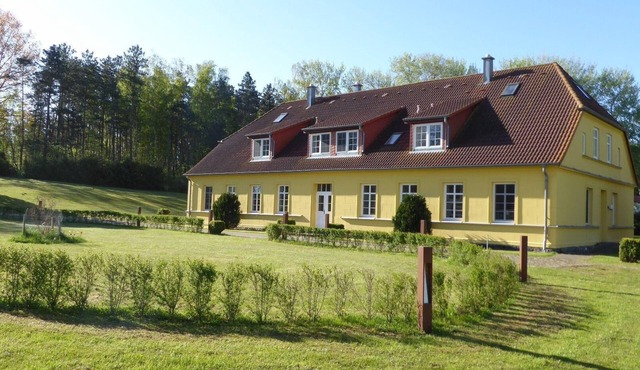 Gut Rattelvitz Parterre C, hochwertig, Sauna, Kamin, eTankstelle, Spielscheune, 15.000qm Parkland