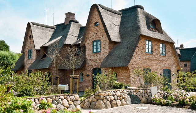 High-quality and elegant semi-detached house under thatch in Archsum