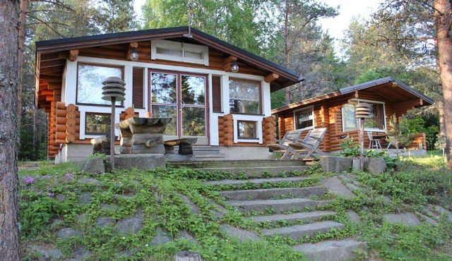 Hirsimökki ja makuuaitta