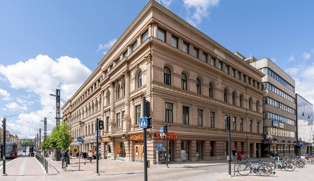 Historical 3BR Downtown Apartment with Sauna