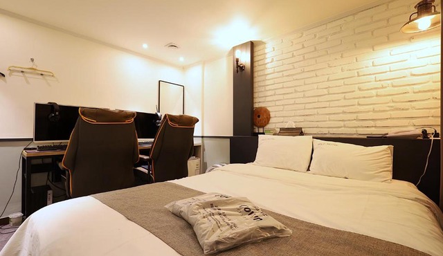 HIVE Hotel - formerly Hotel YOLO