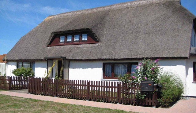 Holiday apartment under a thatched roof, only 100 m from the Baltic Sea beach
