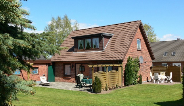 Holiday Apartment 'Ferienhaus Christa - Falshöft' with Private Terrace and Garden