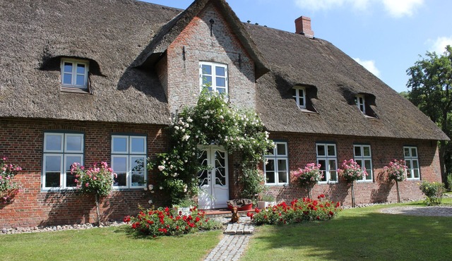 Holiday Apartment 'Giebelwohnung' with Shared Garden and Wi-Fi
