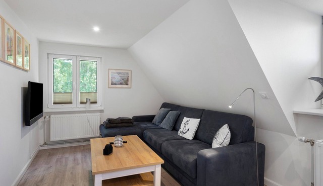 Holiday Apartment 'Ronnie Woodward' with Shared Terrace, Communal Garden and Wi-Fi