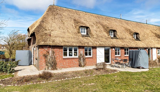 Holiday Apartment "Schipp Landen Lisa" with Shared Garden & Wi-Fi
