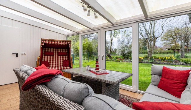 Holiday Home 'De Lüüte Kaat' with Private Terrace, Garden, Wi-Fi, Sauna & 3 Bedrooms