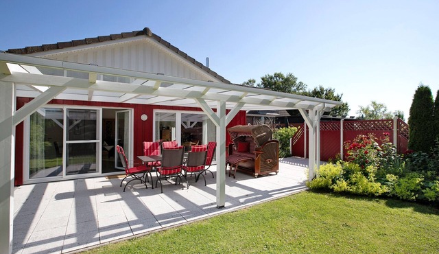 Holiday Home 'Frida Am Deich' with Private Terrace, Garden, Wi-Fi, Sauna & Fireplace