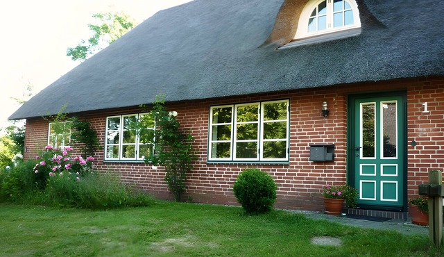 Holiday Home 'Osterdeich' with Private Terrace, Private Garden and Wi-Fi