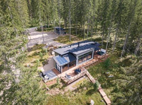 Holiday home with outdoor Jacuzzi and Sauna
