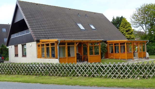 Holiday house with large garden, terrace, near the beach, pets welcome