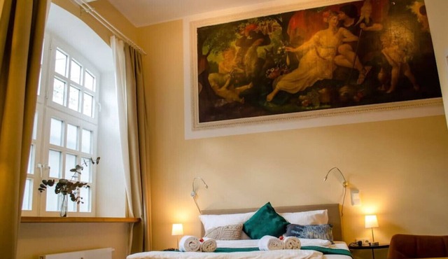 Homely Stay Studio3 - with historical mural