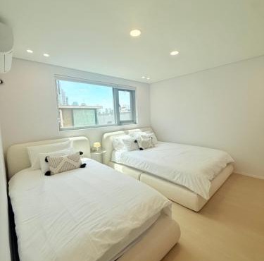 Hongdae Entrance Station 1 Min Airport Railroad Direct Spacious 3BR 2BA Entire Apartment