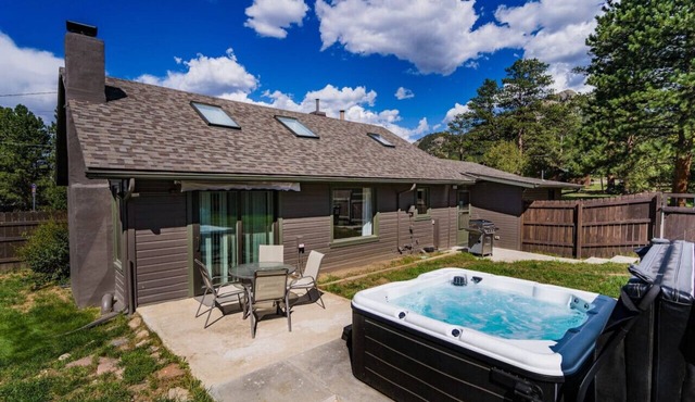 Hot Tub, Fenced Dog Yard, AC, Nat`l Park Views