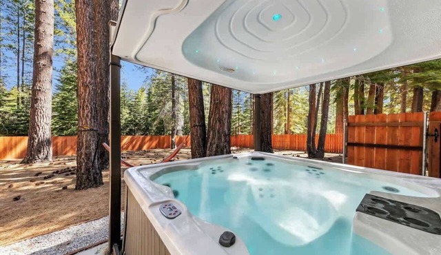 Hot Tub, Game Room, Dog Friendly + Fenced, 9 Beds