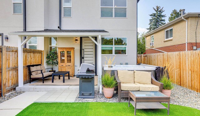 Hot Tub & Mtn-View Rooftop Deck: Golden Home